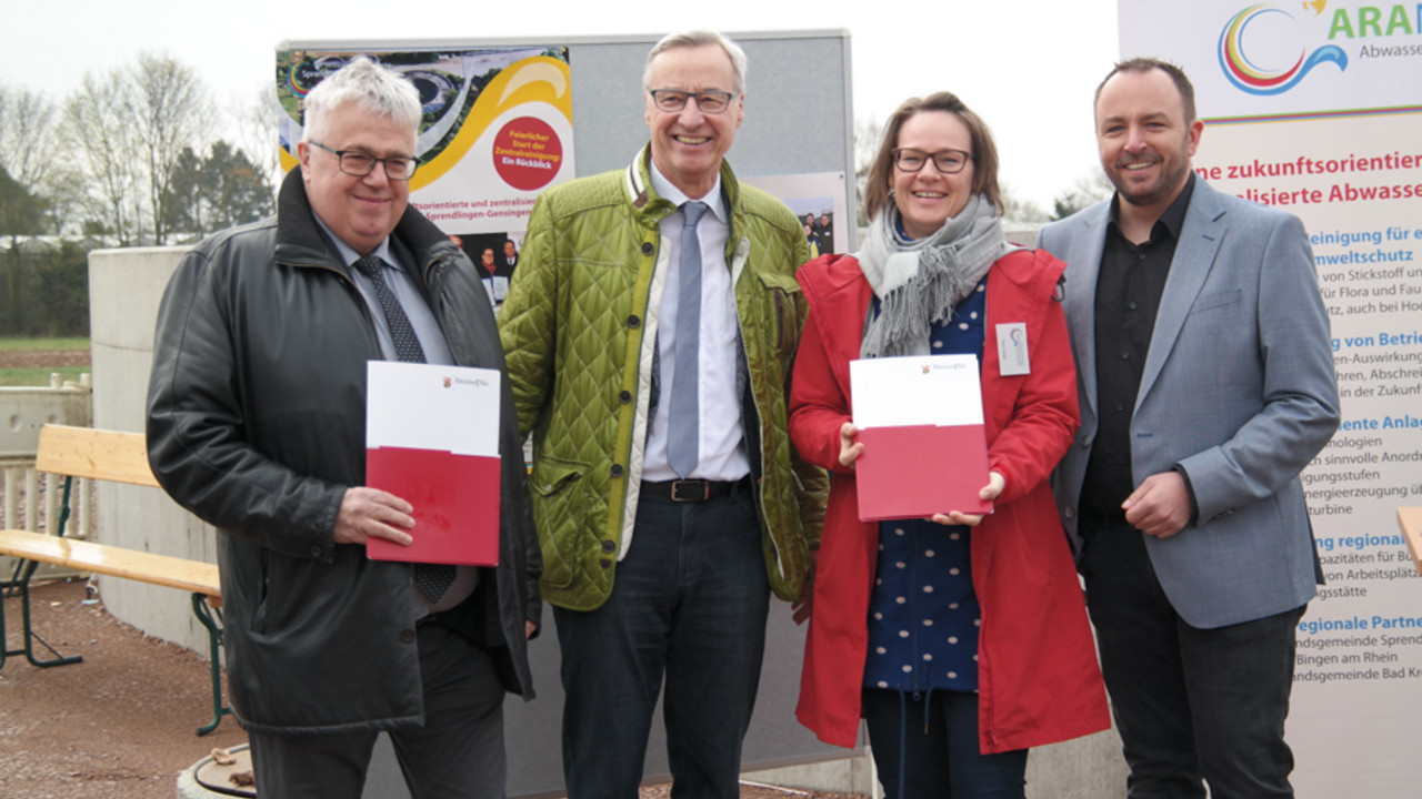 Umweltstaatssekretär Thomas Griese übergibt die beiden Förderbescheide