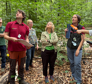 Klimaschutzministerin Katrin Eder begleitet eine Buchenaustriebs-Inventur im Lennebergwald