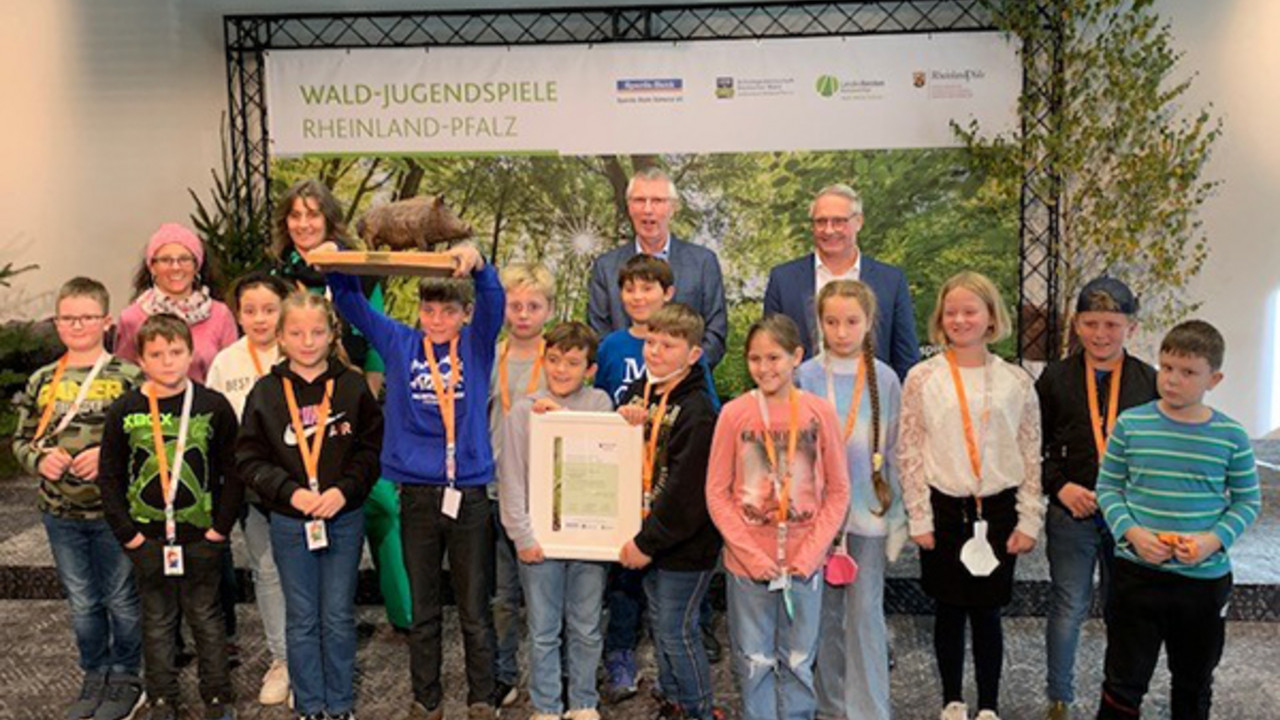 Gruppenbild mit der Siegerklasse der Mosaikgrundschule Sippersfeld