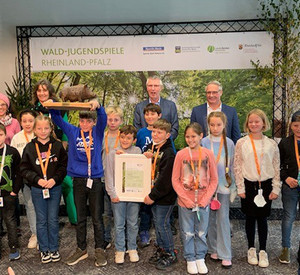 Gruppenbild mit der Siegerklasse der Mosaikgrundschule Sippersfeld