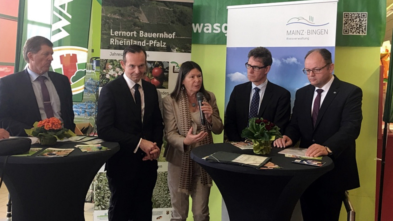 Ernährungsministerin Ulrike Höfken und Wirtschaftsminister Dr. Volker Wissing im Wasgau Frischemarkt in Mommenheim.