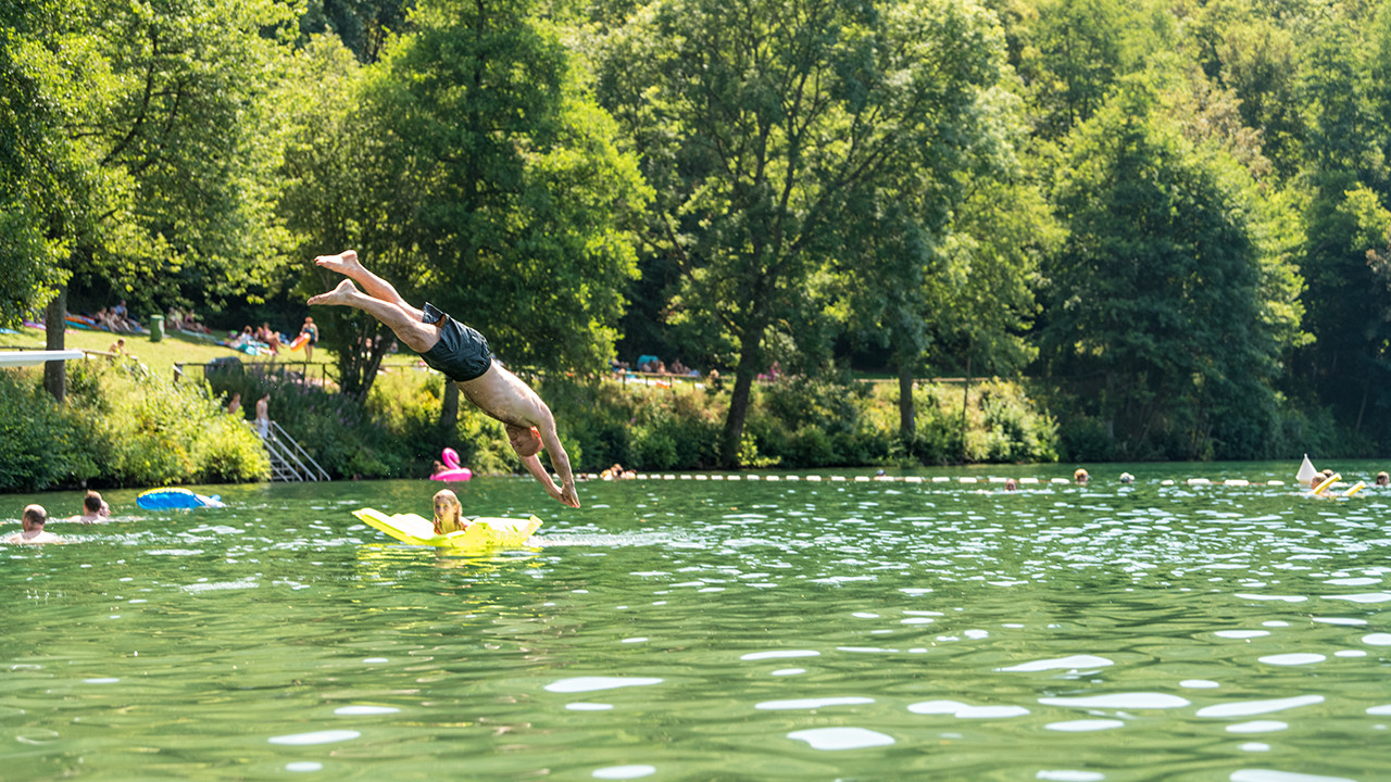 Kopfsprung im Naturfreibad Gemündener Maar