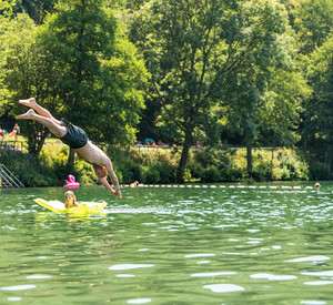 Kopfsprung im Naturfreibad Gemündener Maar