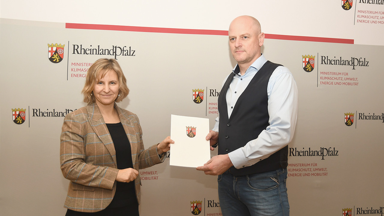 Klimaschutzministerin Katrin Eder mit Tierschutzpreisträger Michael Buhl