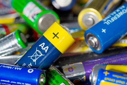 Angehäufte Altbatterien und Altakkumulatoren