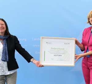 Bundesministerin Julia Klöckner übergibt einen Förderbescheid an Umweltministerin Ulrike Höfken