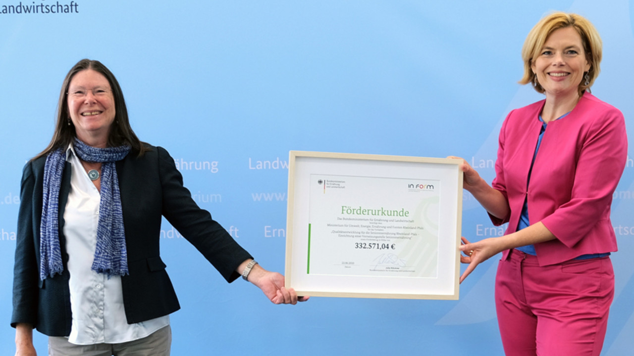 Bundesministerin Julia Klöckner übergibt einen Förderbescheid an Umweltministerin Ulrike Höfken