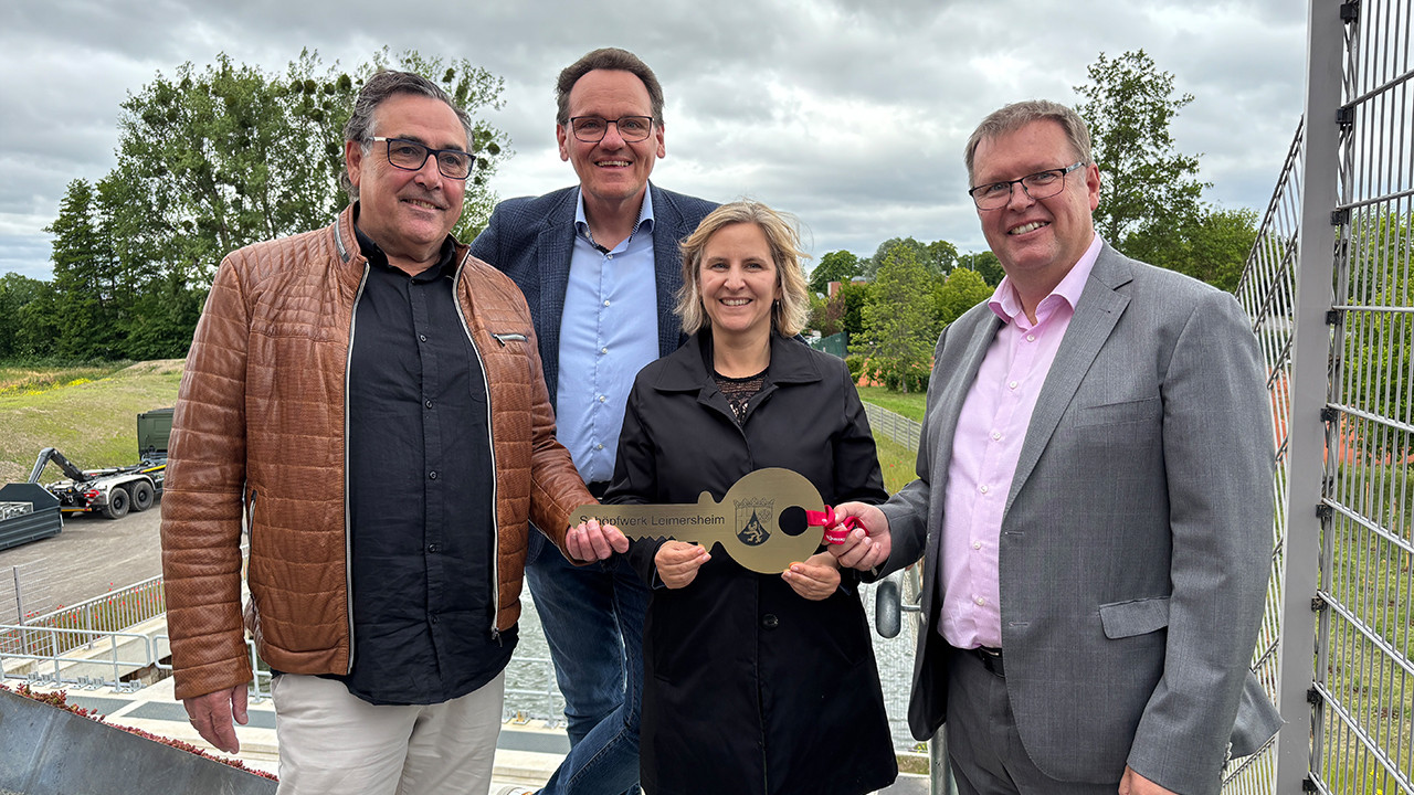 Symbolische Schlüsselübergabe am Schöpfwerk Leimersheim mit Klimaschutzministerin Katrin Eder