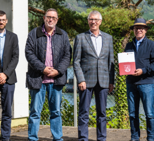 Bescheidübergabe vor der Pumpstation "Pappelwäldchen" in Boppard. Dominik Nachtsheim, Leiter des Fachbereichs 5 (Eigenbetrieb Kanalwerke, Hoch und Tiefbau) bei der Stadt Boppard, Marc Stimpfl, Werkleiter Eigenbetrieb Kanalwerke der Stadt Boppard, Umwelt- und Klimaschutzstaatssekretär Erwin Manz vom Mainzer Ministerium für Klimaschutz, Umwelt, Energie und Mobilität, und Jörg Haseneier, Bürgermeister der Stadt Boppard. 
