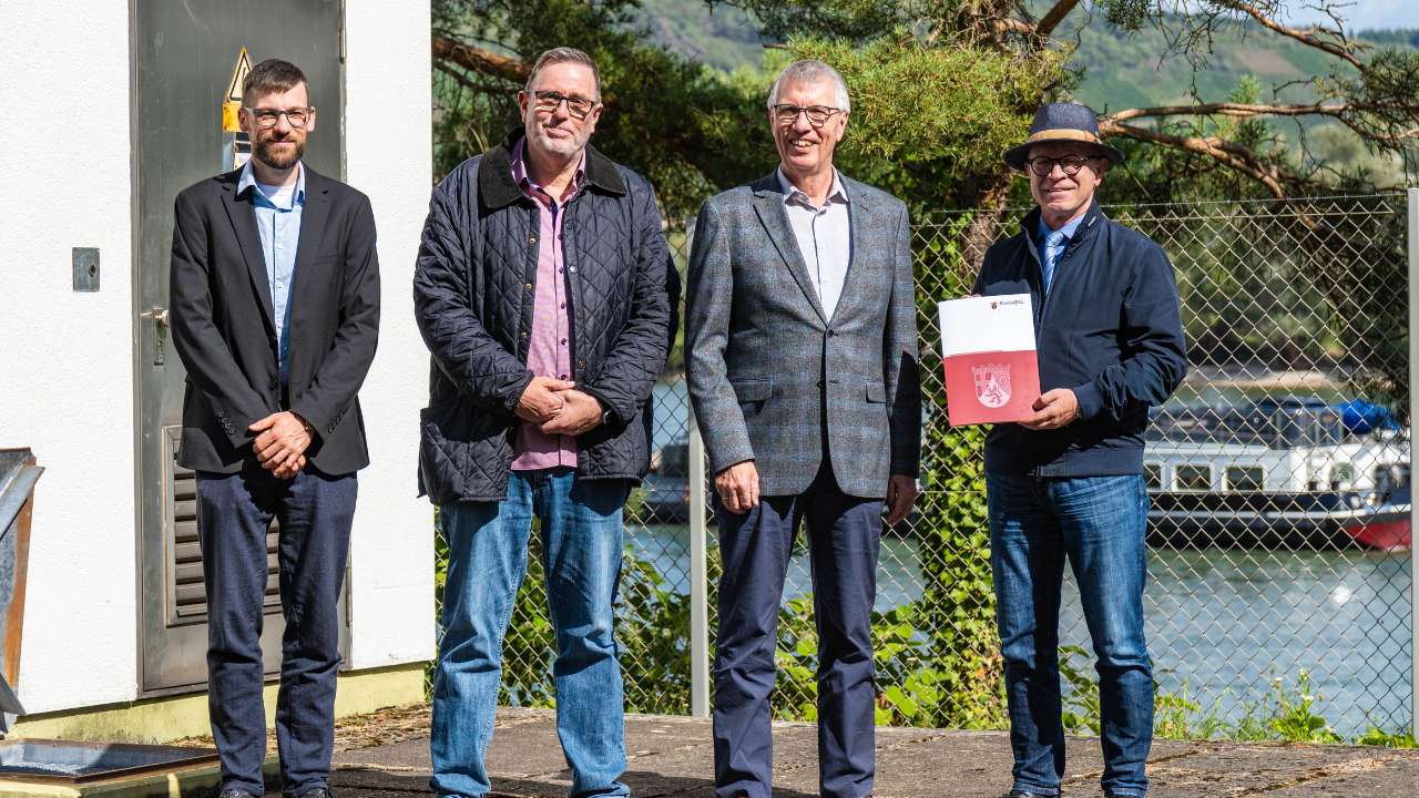 Bescheidübergabe vor der Pumpstation "Pappelwäldchen" in Boppard. Dominik Nachtsheim, Leiter des Fachbereichs 5 (Eigenbetrieb Kanalwerke, Hoch und Tiefbau) bei der Stadt Boppard, Marc Stimpfl, Werkleiter Eigenbetrieb Kanalwerke der Stadt Boppard, Umwelt- und Klimaschutzstaatssekretär Erwin Manz vom Mainzer Ministerium für Klimaschutz, Umwelt, Energie und Mobilität, und Jörg Haseneier, Bürgermeister der Stadt Boppard. 