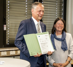 Umweltministerin Ulrike Höfken und Michelin-Werksleiter Christian Metzger.