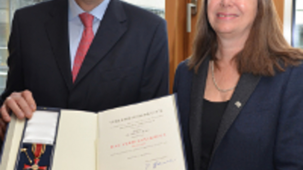 Ulrike Höfken und Helmut Born bei der Überreichung des Bundesverdienstkreuzes Ulrike Höfken und Helmut Born bei der Überreichung des Bundesverdienstkreuzes
