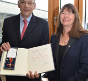 Ulrike Höfken und Helmut Born bei der Überreichung des Bundesverdienstkreuzes