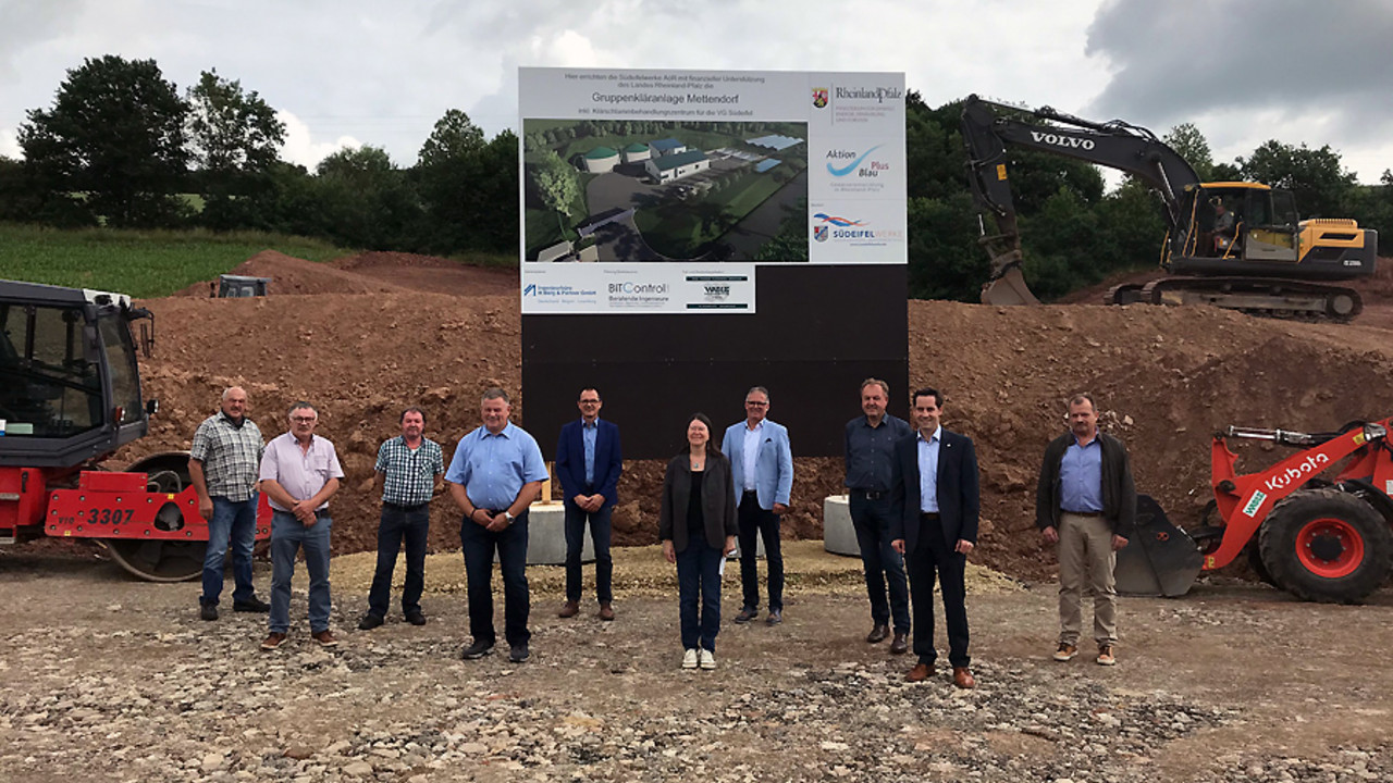 Umweltministerin Höfken auf der Baustelle der Kläranlage Mettendorf