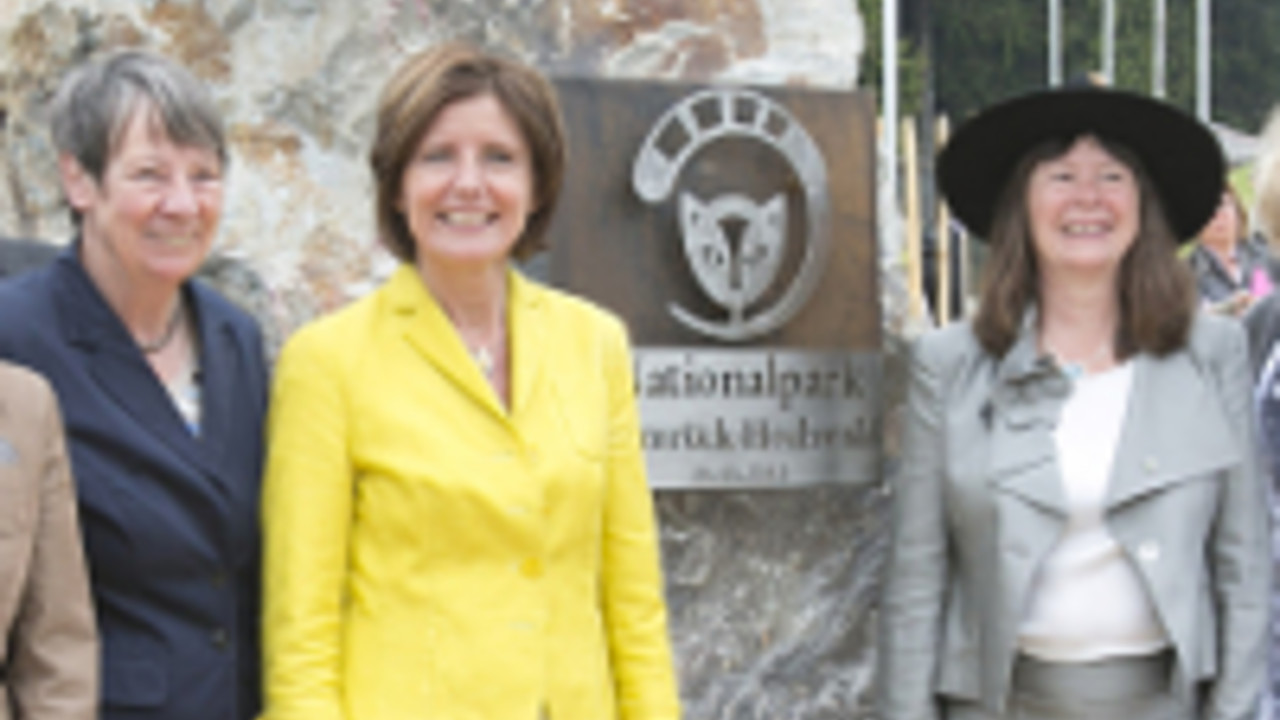 Barbara Hendricks, Malu Dreyer und Ulrike Höfken feiern die Eröffnung des Nationalparks. Foto: ©Voss/Staatskanzlei RLP