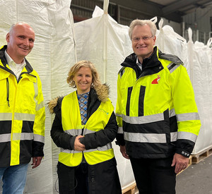 Umweltministerin Katrin Eder mit Reinhard Schneider (rechts) und Frank-Steffen Meinhardt im Recylingwerk Grünstadt