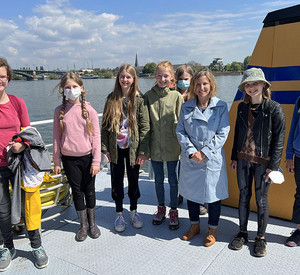 Klimaschutzministerin Katrin Eder mit Schülerinnen an Deck der MS Burgund