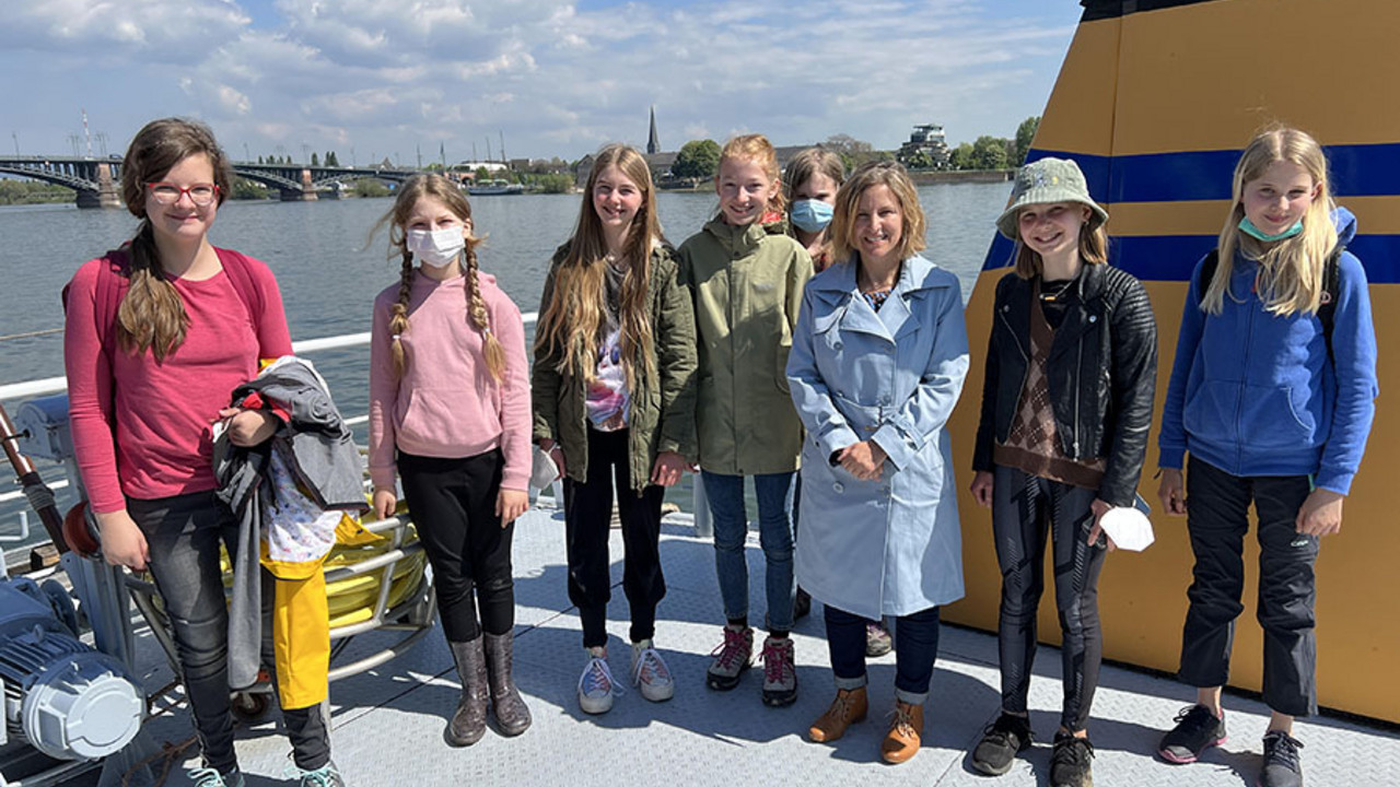 Klimaschutzministerin Katrin Eder mit Schülerinnen an Deck der MS Burgund