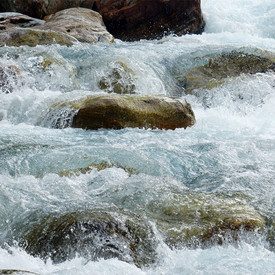 Rauschender Fluss mit Steinen