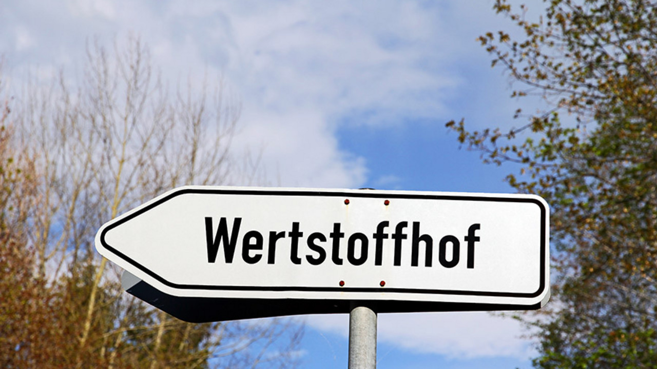 Hinweisschild auf Wertstoffhof