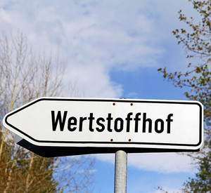 Hinweisschild auf Wertstoffhof