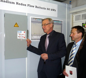 Beim Besuch von Umweltstaatssekretär Thomas Griese wird auf der Kläranlage Kaiserslautern eine neue Batterie in Betrieb genommen.