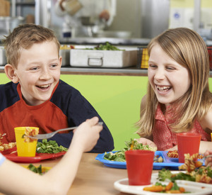 Kinder beim Mittagessen in der Schulmensa