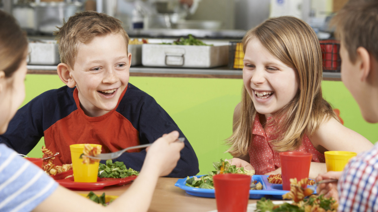 Kinder beim Mittagessen in der Schulmensa