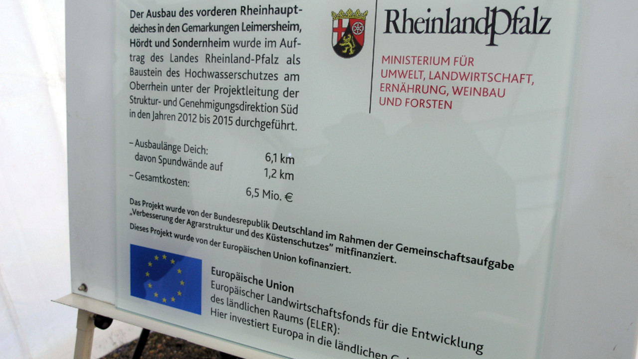 Infotafel zum Rheinhauptdeich in Leimersheim