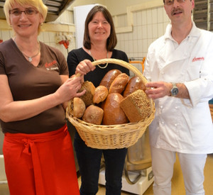 Ulrike Höfken mit dem Ehepaar Lenartz in deren Backstube