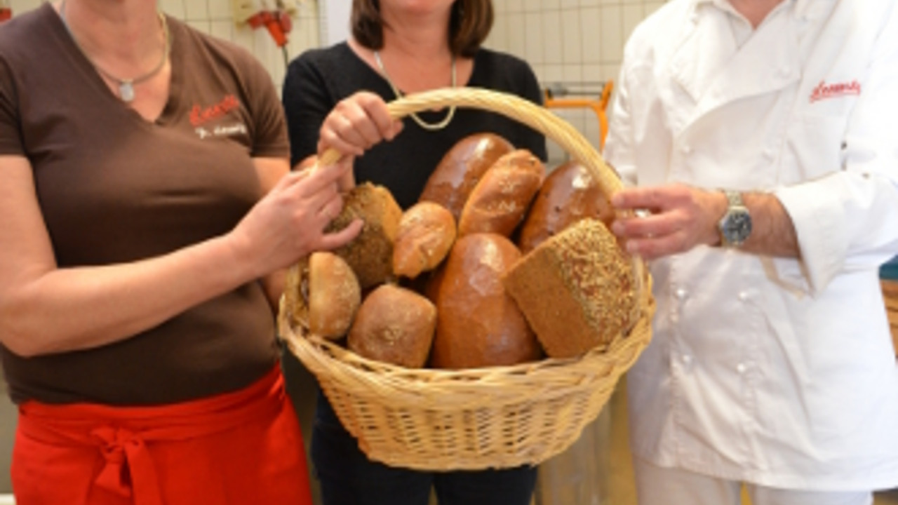 Ulrike Höfken mit dem Ehepaar Lenartz in deren Backstube