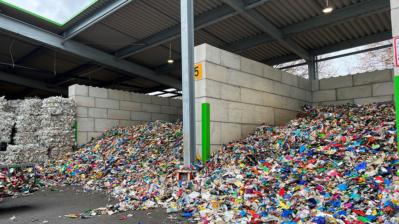 Kunststoffabfälle im Recyclingwerk Grünstadt
