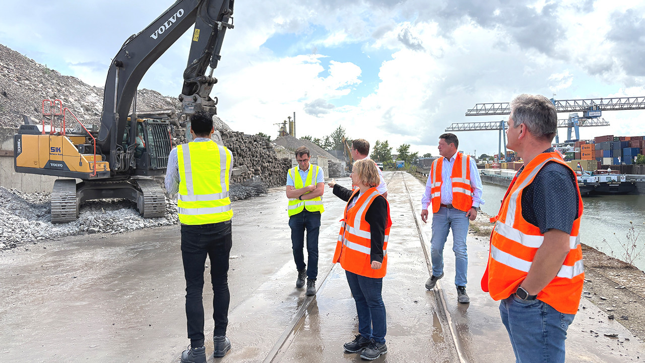 Klimaschutzministerin Katrin Eder beim Besuch des Baustoff-Recyclingunternehmens Scherer & Kohl