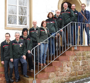 Das Starterteam auf der Treppe vor dem Regionalbüro