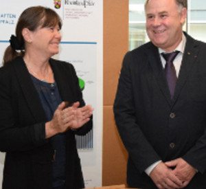 Umweltministerin Höfken applaudiert einem der vielen ausgezeichneten Bachpaten.