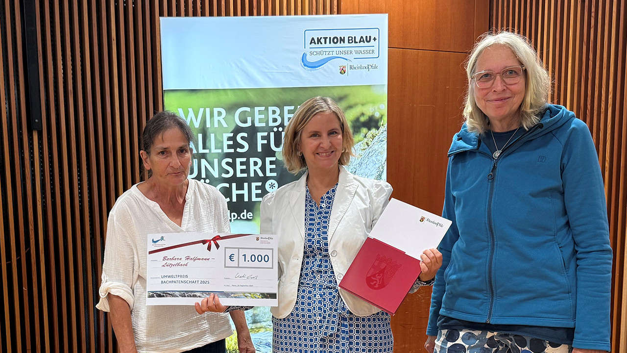 Seit 25 Jahren engagiert im Umweltschutz: Bachpatin Barbara Halfmann (links) mit Umweltministerin Katrin Eder und einer Vertreterin des NABU Kreisverbandes