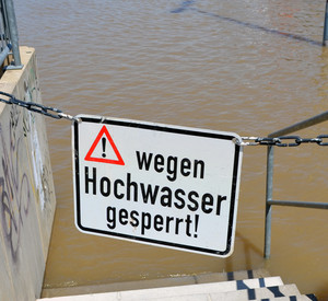 Schild "Wegen Hochwasser gesperrt"