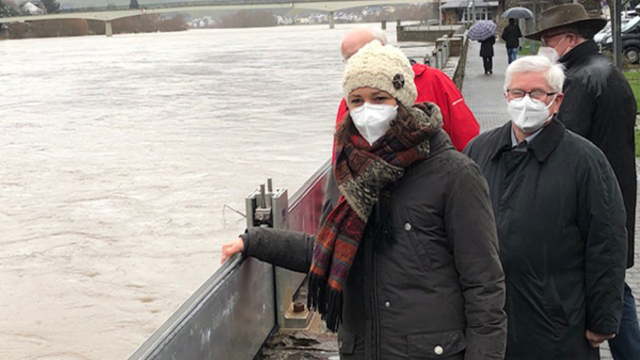 Staatsministerin Anne Spiegel informiert sich in Zell über das Hochwasser an der Mosel.