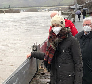 Staatsministerin Anne Spiegel informiert sich in Zell über das Hochwasser an der Mosel.