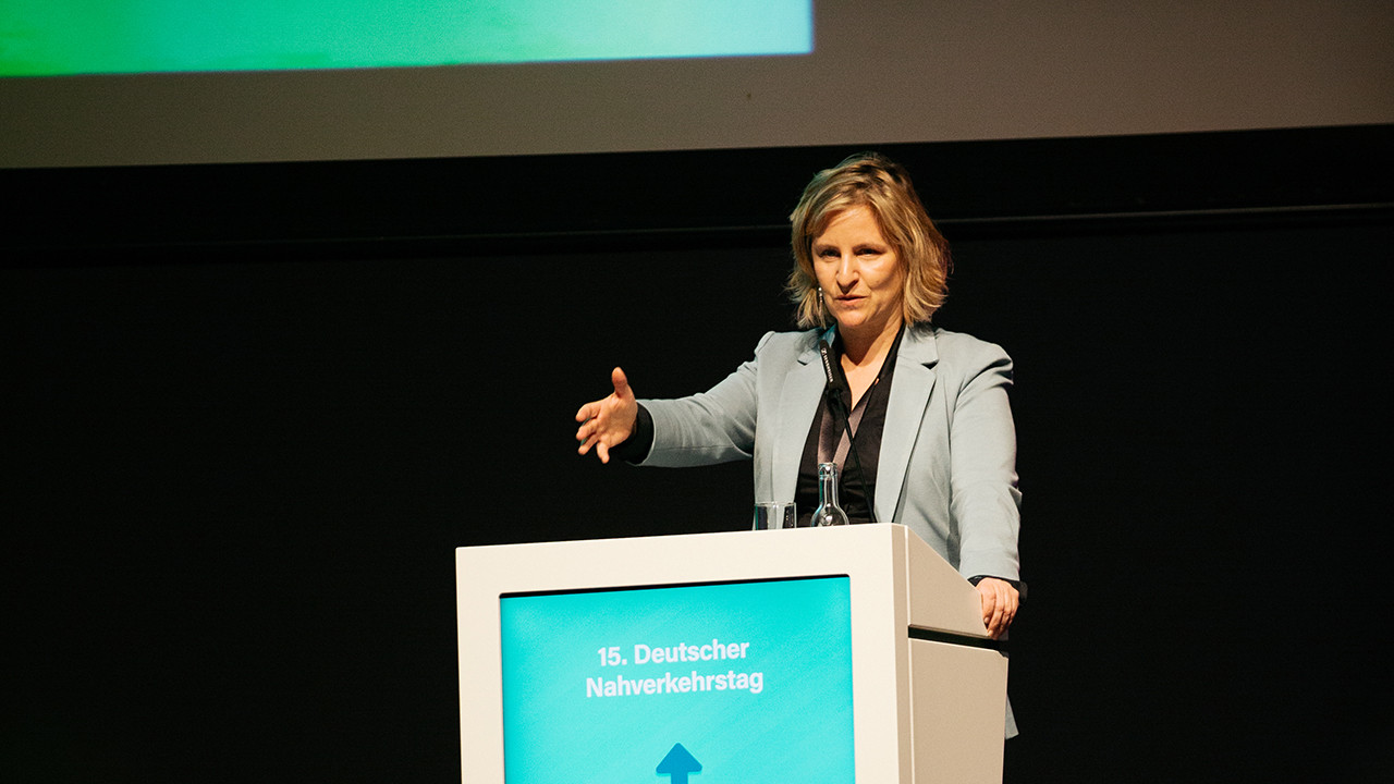 Mobilitätsministerin Katrin Eder spricht auf dem Deutschen Nahverkehrstag