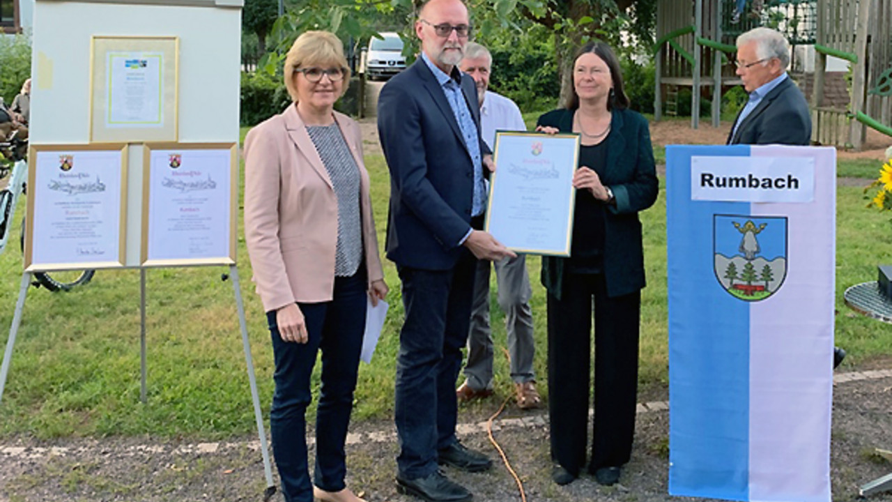 Umweltministerin Ulrike Höfken verleiht in Rumbach den Sonderpreis an die Ortsgemeinde