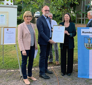 Umweltministerin Ulrike Höfken verleiht in Rumbach den Sonderpreis an die Ortsgemeinde