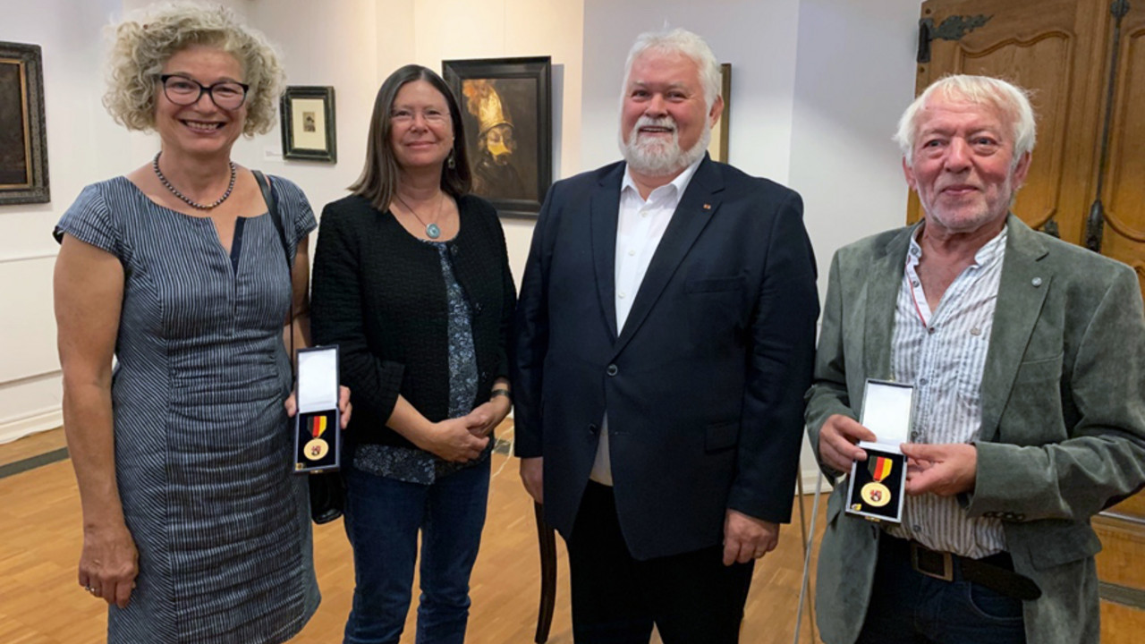 Verleihung der Verdienstmedaille des Landes Rheinland-Pfalz an Elke Sodemann-Müller und Joachim Scheer.