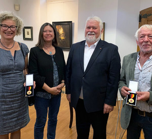 Verleihung der Verdienstmedaille des Landes Rheinland-Pfalz an Elke Sodemann-Müller und Joachim Scheer.