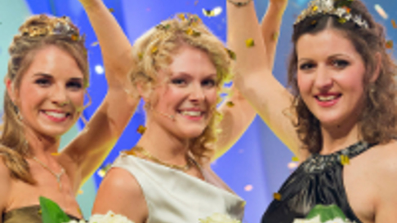 Die neue Deutsche Weinkönigin Janina Huhn (Pfalz, M.) und die beiden Prinzessinnen Katharina Schnitzius (Mosel, r.) und Judith Dorst (Rheinhessen). Copyright Deutsches Weininstitut DWI Die neue Deutsche Weinkönigin Janina Huhn (Pfalz, M.) und die beiden Prinzessinnen Katharina Schnitzius (Mosel, r.) und Judith Dorst (Rheinhessen). Copyright Deutsches Weininstitut DWI
