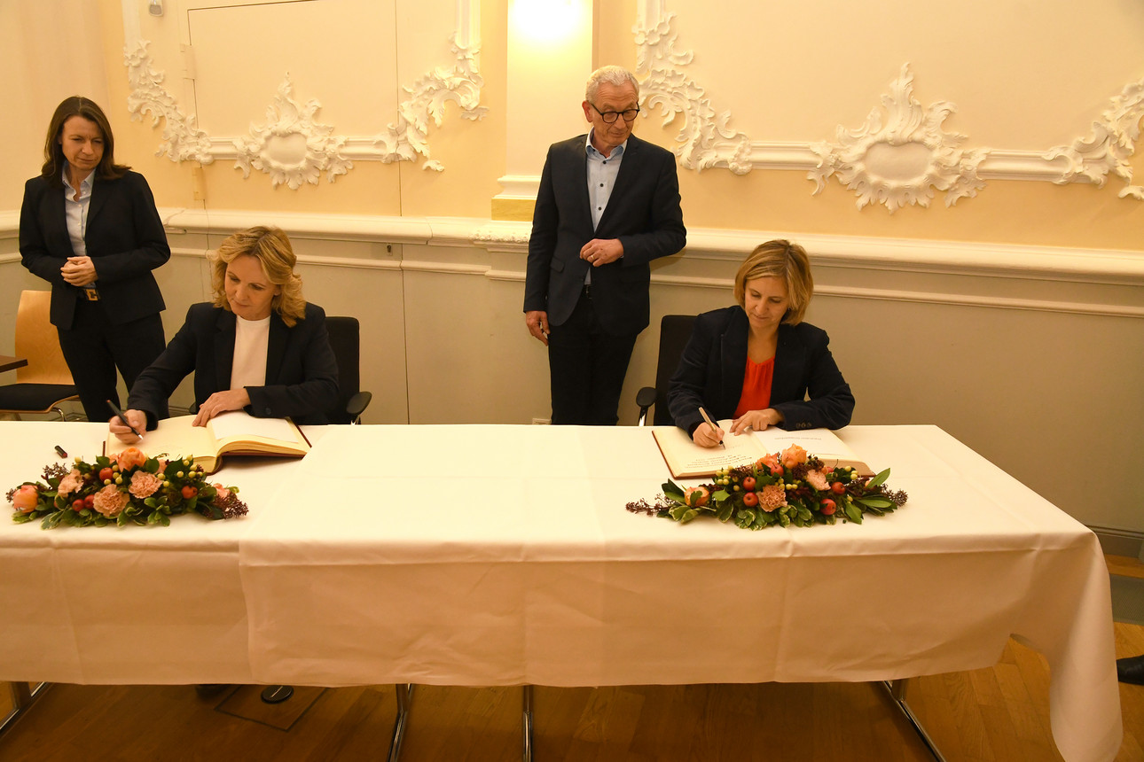 Bundesumweltministerin Steffi Lemke und die UMK-Vorsitzende Katrin Eder tragen sich in das Goldene Buch der Stadt Bad Neuenahr-Ahrweiler ein