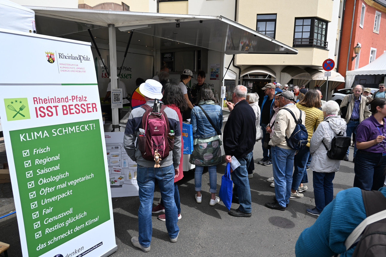 Sehr gesund und ausgesprochen lecker: Großer Andrang der Besucher am Kochbus an allen drei Tagen des LandesfestesGesund und lecker: Großer Andrang der Besucher am Kochbus an allen drei Tagen des Landesfestes