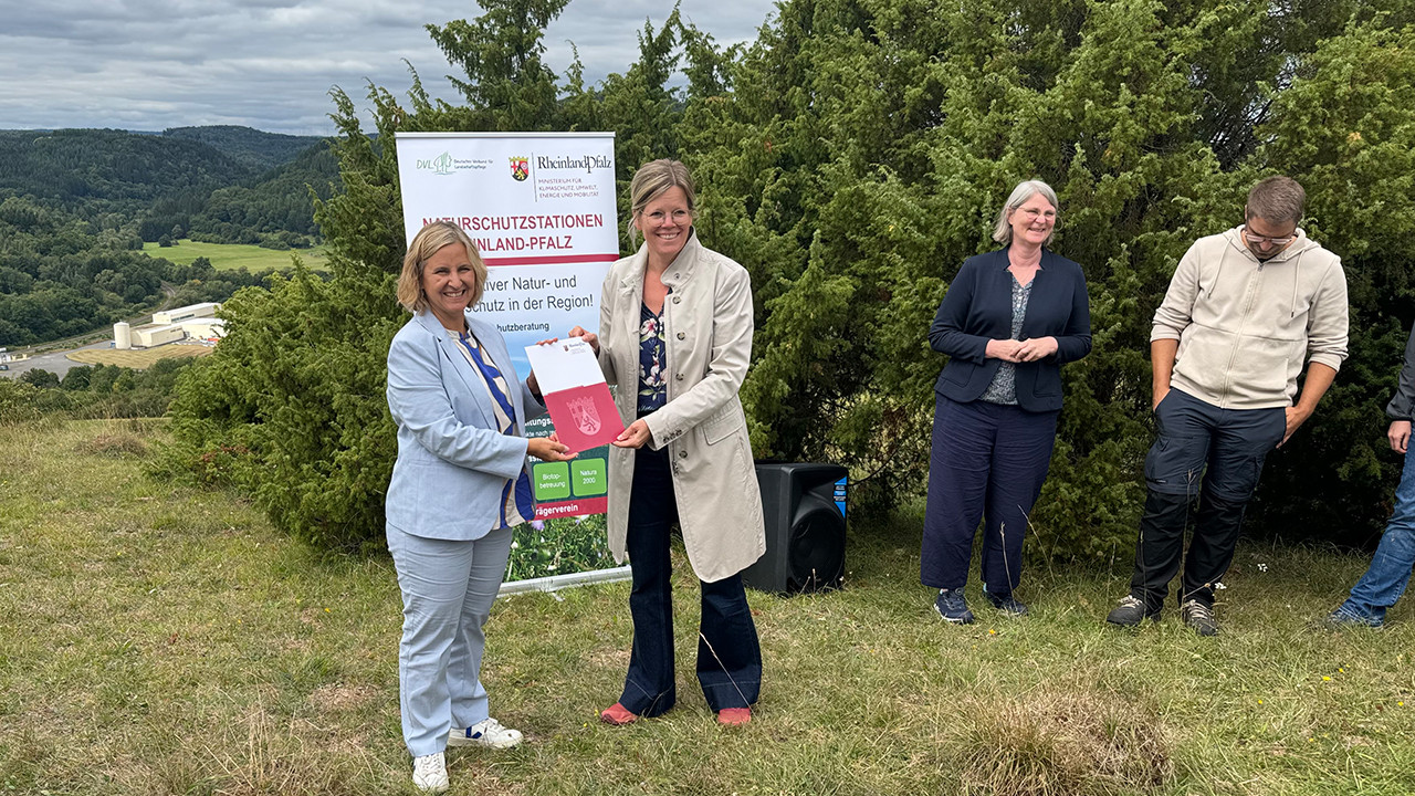 Start der zweiten Modell-Naturschutzstation in Rheinland-Pfalz: Umweltministerin Katrin Eder überreicht Landrätin Julia Gieseking den Förderbescheid über 446.796 Euro