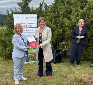 Start der zweiten Modell-Naturschutzstation in Rheinland-Pfalz: Umweltministerin Katrin Eder überreicht Landrätin Julia Gieseking den Förderbescheid über 446.796 Euro