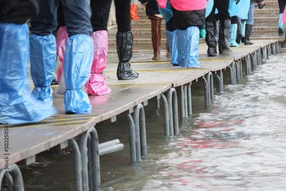 viele Füße mit bunten Spezialgamaschen zu schützen, während Hochwasser